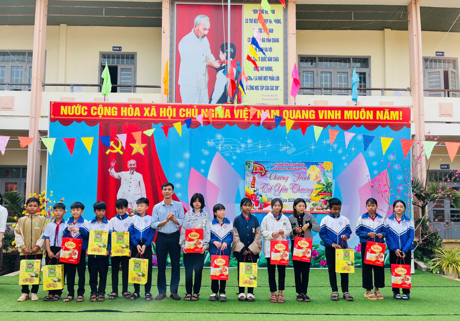 Hiệu trưởng THCS Nguyễn Công Trứ trao quà cho các em học sinh có hoàn cảnh khó khăn